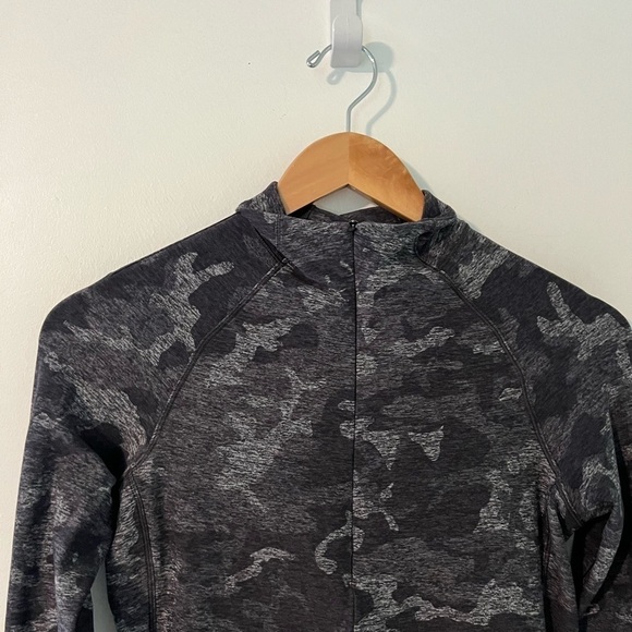 Lululemon Outrun the Elements 1/2 Zip in Incognito Camo HTR Black - Picture 8 of 12